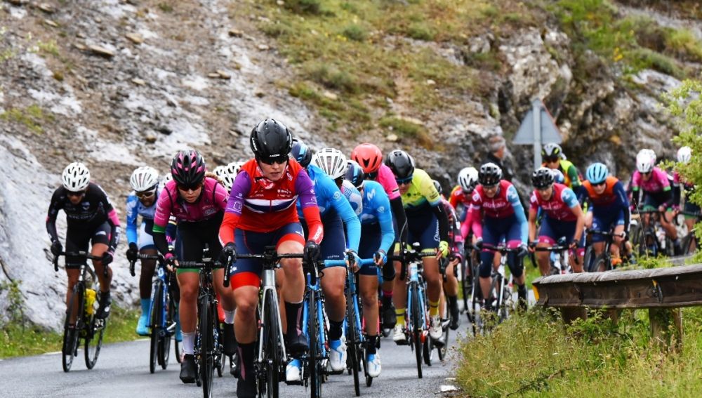 El pelotón de la Vuelta a Burgos femenina