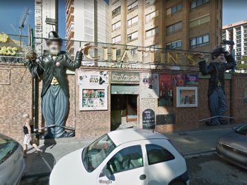 El pub Chaplin's en Benidorm luce un cartel de "¿Quieres alquilar un enano?". El pub Chaplin's en Benidorm luce un cartel de "¿Quieres alquilar un enano?".