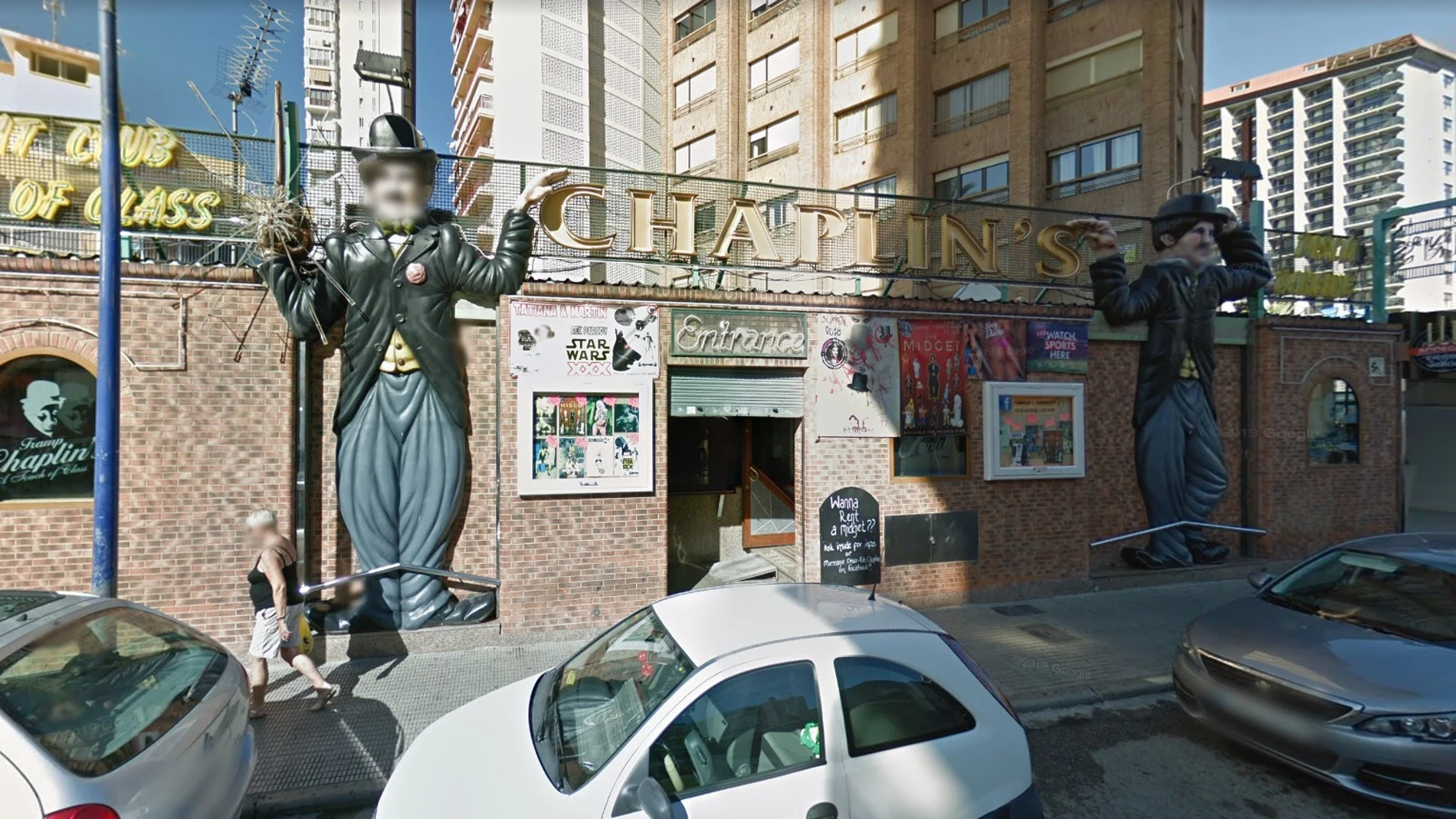 El pub Chaplin's en Benidorm luce un cartel de "¿Quieres alquilar un enano?".