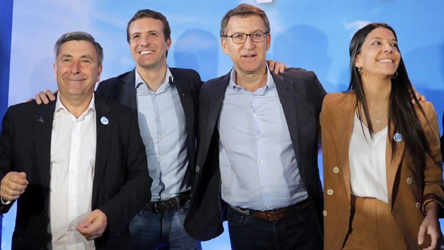 Casado y N&uacute;&ntilde;ez Feij&oacute;o, junto el alcalde de Ribeira y candidato a la reelecci&oacute;n, Manolo Ruiz Rivas, y la n&uacute;mero dos a la alcald&iacute;a, Ana Ruiz