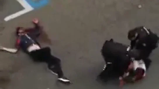 Impactantes imágenes: asestan varias puñaladas a un joven a plena luz del día en Zaragoza Impactantes imágenes: asestan varias puñaladas a un joven a plena luz del día en Zaragoza