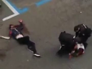 Impactantes imágenes: asestan varias puñaladas a un joven a plena luz del día en Zaragoza Impactantes imágenes: asestan varias puñaladas a un joven a plena luz del día en Zaragoza