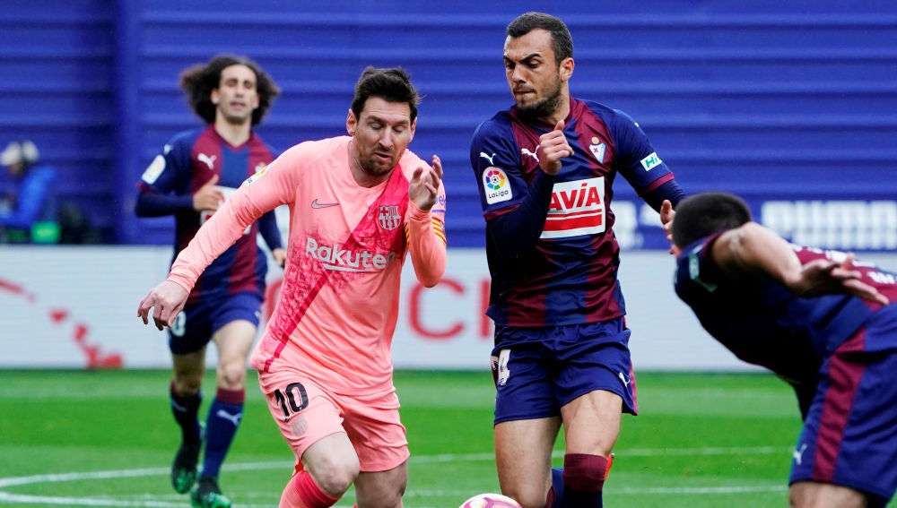 Messi y Jordán pelean por el balón en Ipurua