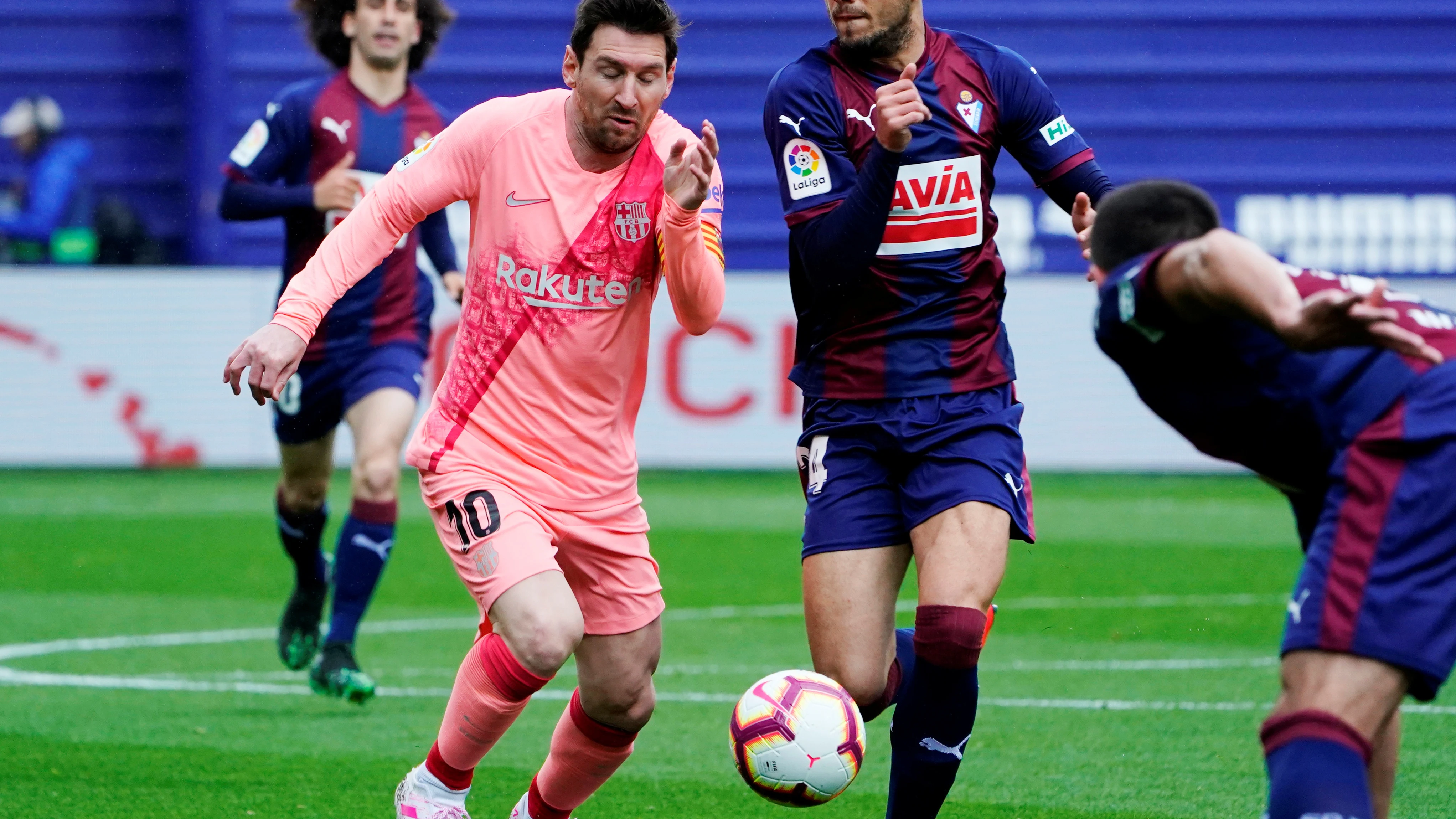 Messi y Jordán pelean por el balón en Ipurua