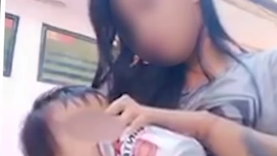 Polémica en Indonesia por el vídeo de una madre dando a su hijo cerveza. Polémica en Indonesia por el vídeo de una madre dando a su hijo cerveza.