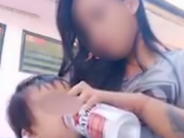 Polémica en Indonesia por el vídeo de una madre dando a su hijo cerveza. Polémica en Indonesia por el vídeo de una madre dando a su hijo cerveza.