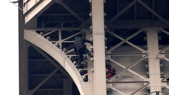 Detienen al hombre que escaló hasta la cumbre de la Torre Eiffel Detienen al hombre que escaló hasta la cumbre de la Torre Eiffel