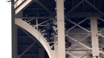 Detienen al hombre que escaló hasta la cumbre de la Torre Eiffel