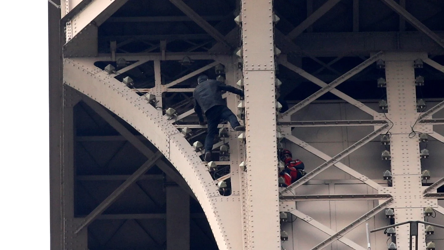 Detienen al hombre que escaló hasta la cumbre de la Torre Eiffel