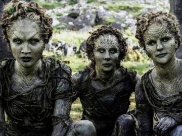 Fotograma de 'Juego de Tronos' en el que aparecen los hijos del bosque. Fotograma de 'Juego de Tronos' en el que aparecen los hijos del bosque.