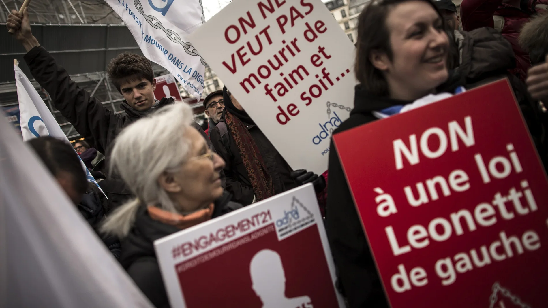 Miembros de la Asociación por el Derecho a Morir con Dignidad se manifiestan en París, Francia. 