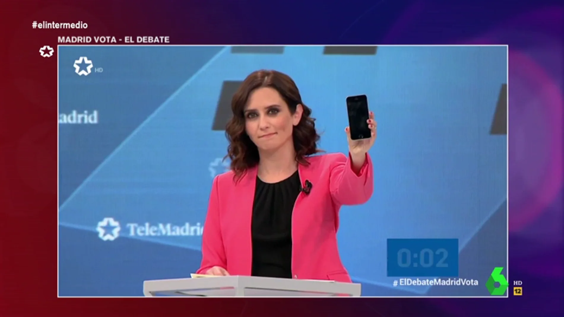 Isabel Díaz Ayuso (PP) se 'trolea' a sí misma en pleno debate televisivo: defiende un "Madrid digitalizado" con un móvil apagado