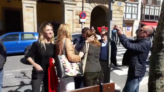 Reciben a Cayetana Álvarez de Toledo con estiercol y gritos de "fascista" en Etxarri-Aranatz Reciben a Cayetana Álvarez de Toledo con estiercol y gritos de "fascista" en Etxarri-Aranatz