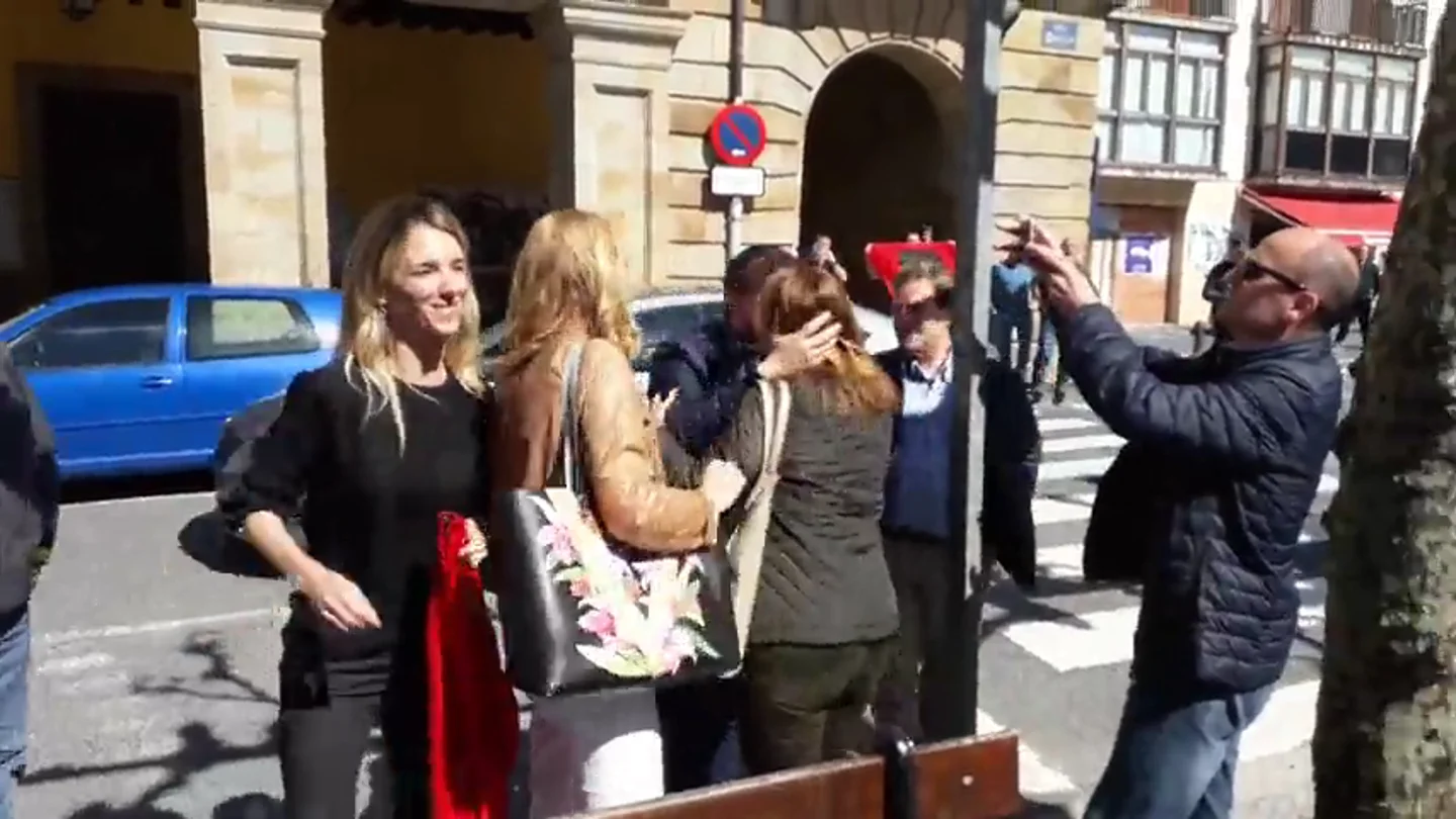 Reciben a Cayetana Álvarez de Toledo con estiercol y gritos de "fascista" en Etxarri-Aranatz Reciben a Cayetana Álvarez de Toledo con estiercol y gritos de "fascista" en Etxarri-Aranatz