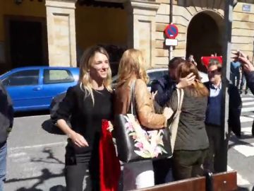 Reciben a Cayetana Álvarez de Toledo con estiercol y gritos de "fascista" en Etxarri-Aranatz Reciben a Cayetana Álvarez de Toledo con estiercol y gritos de "fascista" en Etxarri-Aranatz