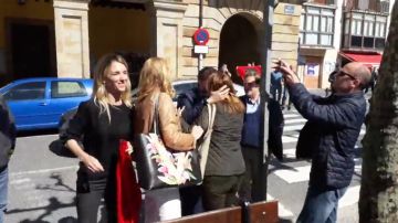 Reciben a Cayetana Álvarez de Toledo con estiercol y gritos de "fascista" en Etxarri-Aranatz