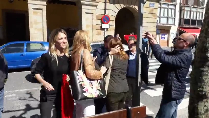 Reciben a Cayetana Álvarez de Toledo con estiercol y gritos de "fascista" en Etxarri-Aranatz Reciben a Cayetana Álvarez de Toledo con estiercol y gritos de "fascista" en Etxarri-Aranatz