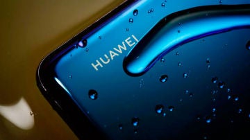 Logotipo de Huawei en uno de sus móviles