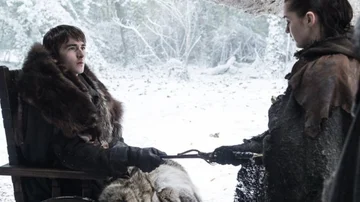 Bran Stark le entrega una daga de acero valyrio a su hermana Arya.