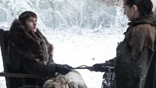 Bran Stark le entrega una daga de acero valyrio a su hermana Arya. Bran Stark le entrega una daga de acero valyrio a su hermana Arya.