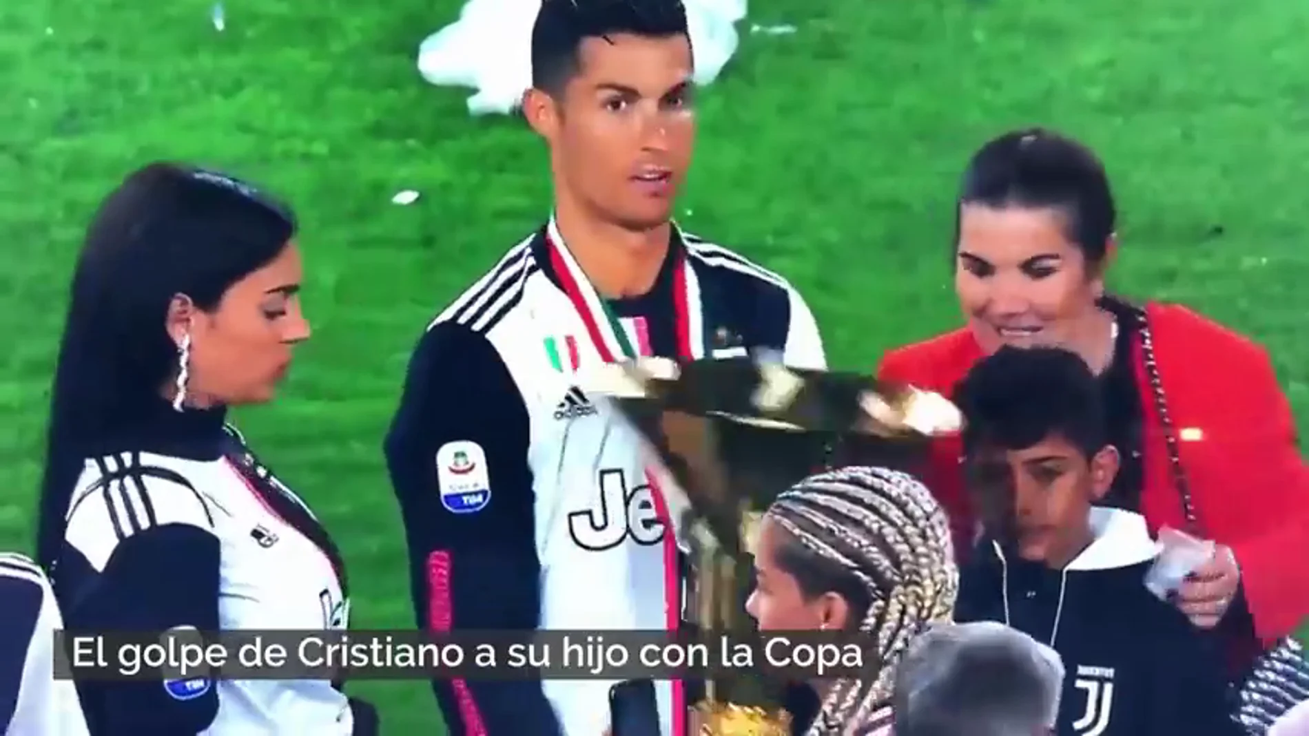 El golpe de Cristiano Ronaldo a su hijo con la Copa que se ha hecho viral