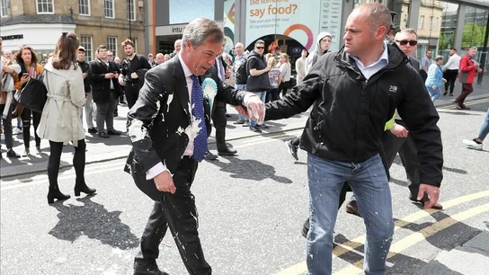 Detienen a un hombre tras tirar un batido encima a Nigel Farage, líder del partido del Brexit Detienen a un hombre tras tirar un batido encima a Nigel Farage, líder del partido del Brexit