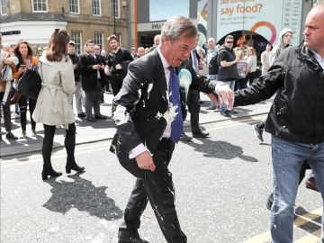 Detienen a un hombre tras tirar un batido encima a Nigel Farage, líder del partido del Brexit Detienen a un hombre tras tirar un batido encima a Nigel Farage, líder del partido del Brexit