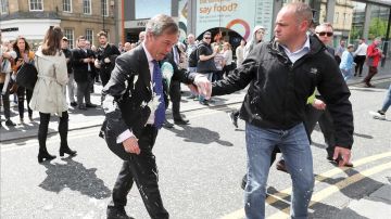 Detienen a un hombre tras tirar un batido encima a Nigel Farage, líder del partido del Brexit