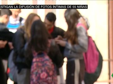 Un grupo de adolescentes a la salida de clase Un grupo de adolescentes a la salida de clase