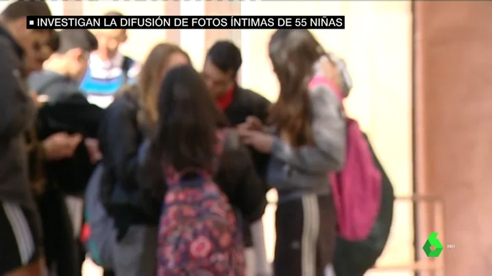 Un grupo de adolescentes a la salida de clase