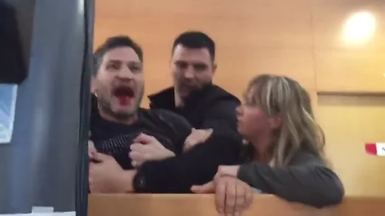 Lagarder Danciu irrumpe en el debate sobre vivienda en Barcelona con la boca ensangrentada: "Vividores de lo público, traidores" Lagarder Danciu irrumpe en el debate sobre vivienda en Barcelona con la boca ensangrentada: "Vividores de lo público, traidores"