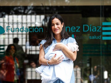 Begoña Villacís abandona el hospital con su hija Begoña Villacís abandona el hospital con su hija