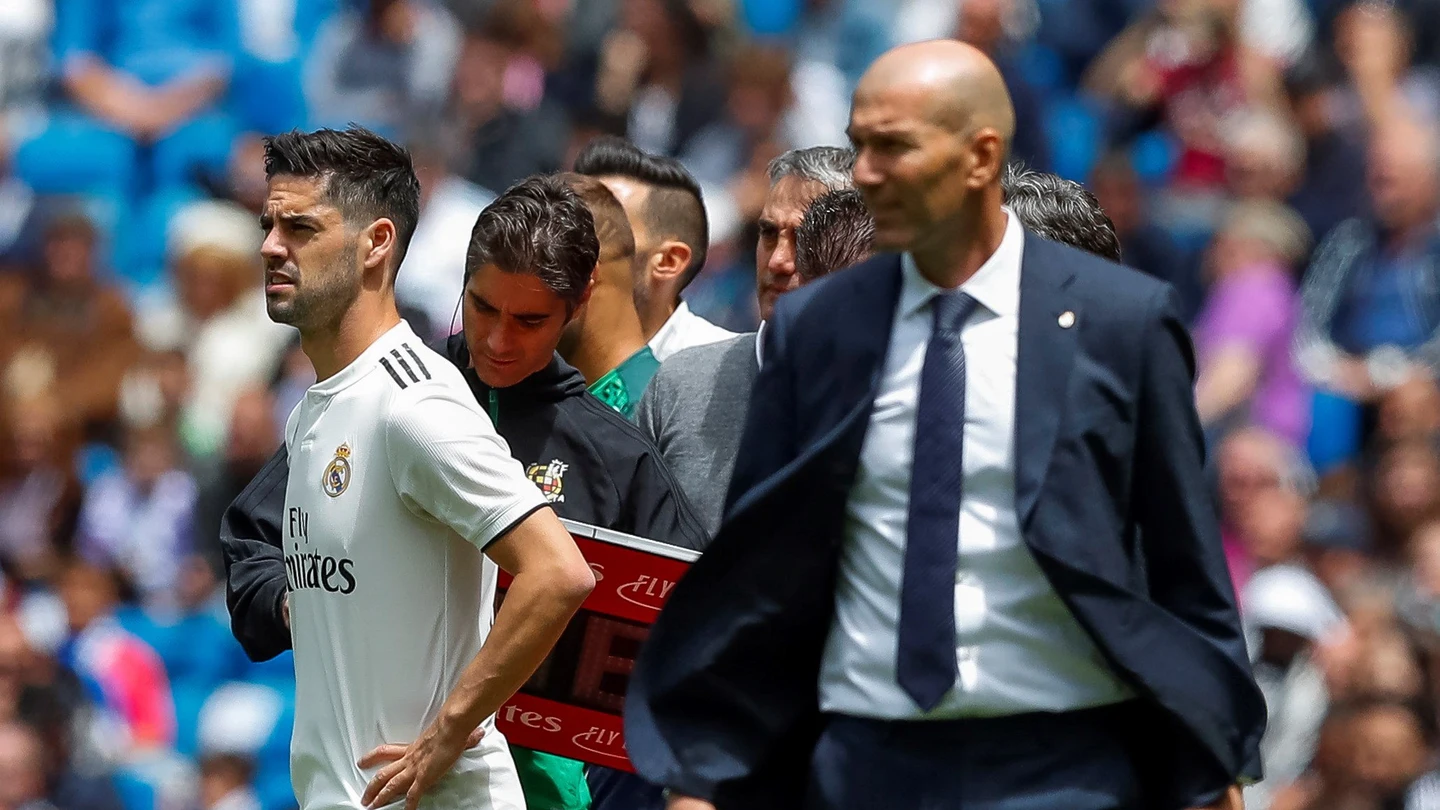 Zidane junto a Isco en la banda del Bernabéu Zidane junto a Isco en la banda del Bernabéu