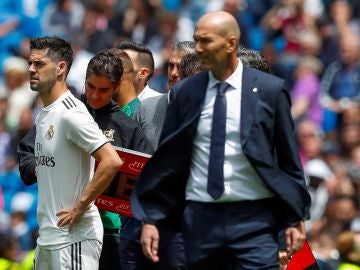 Zidane junto a Isco en la banda del Bernabéu Zidane junto a Isco en la banda del Bernabéu