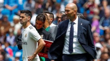 Zidane junto a Isco en la banda del Bernabéu