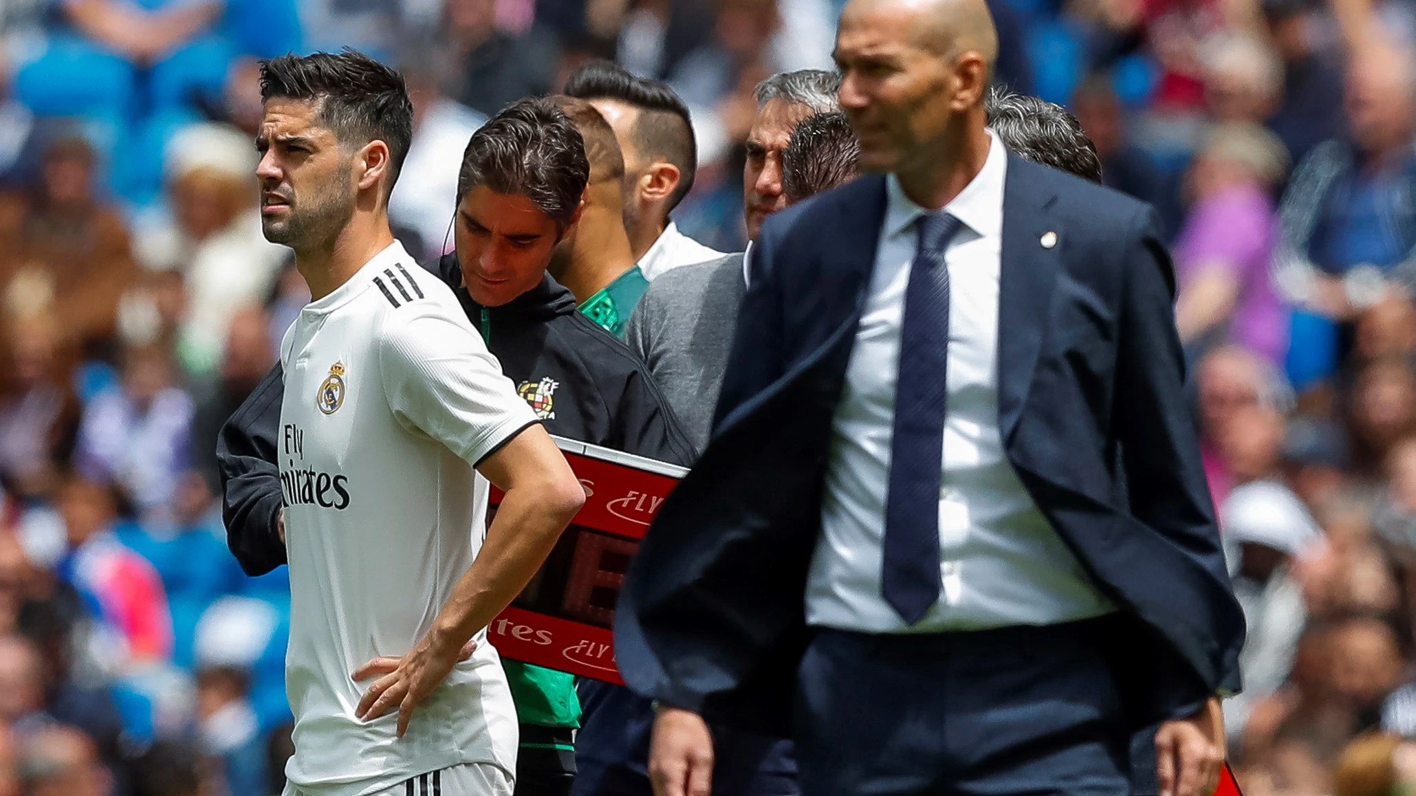 Zidane junto a Isco en la banda del Bernabéu