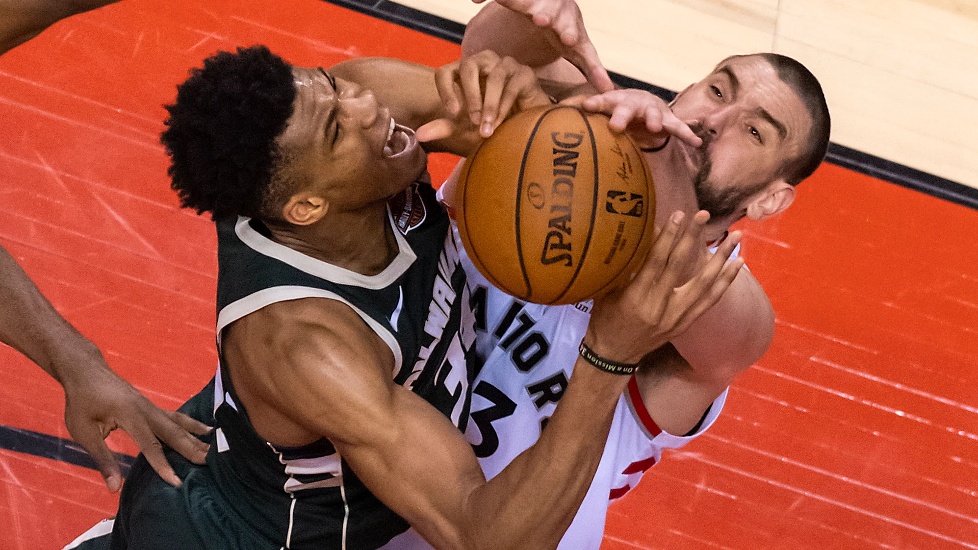 Marc Gasol pelea por un balón ante Giannis Antetokounmpo