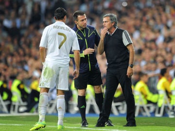 Mourinho habla con Cristiano Ronaldo durante un partido Mourinho habla con Cristiano Ronaldo durante un partido