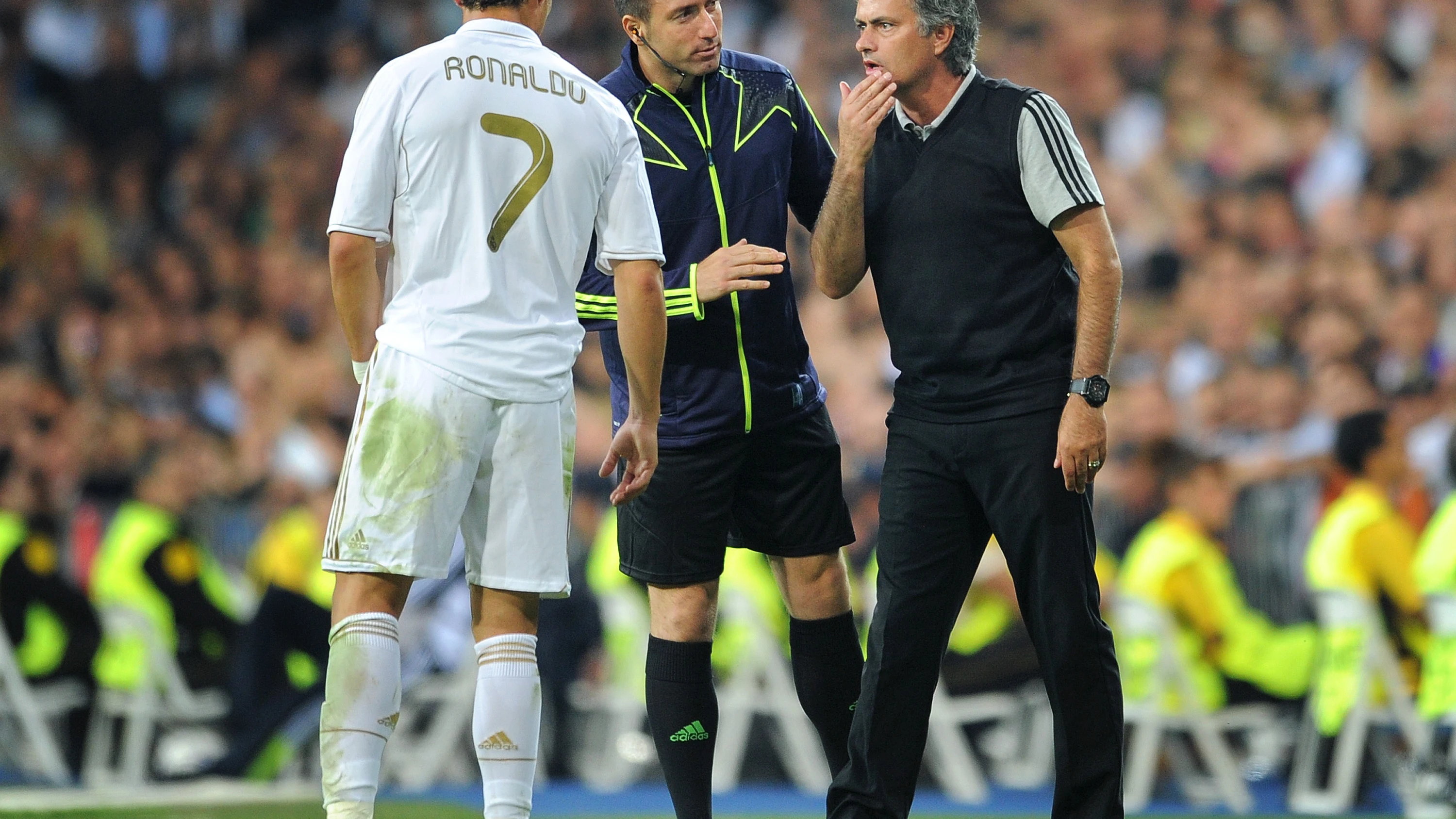 Mourinho habla con Cristiano Ronaldo durante un partido