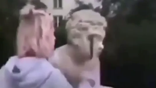 Una modelo polaca se graba destrozando una estatua de 200 años de antigüedad  Una modelo polaca se graba destrozando una estatua de 200 años de antigüedad