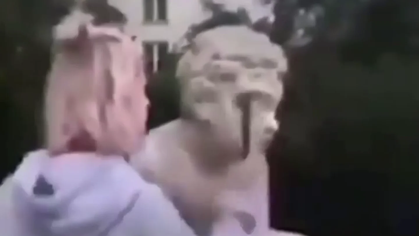 Una modelo polaca se graba destrozando una estatua de 200 años de antigüedad Una modelo polaca se graba destrozando una estatua de 200 años de antigüedad