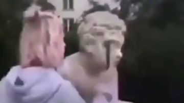 Una modelo polaca se graba destrozando una estatua de 200 años de antigüedad 