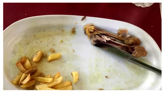 Alberto Chicote ve fotos de la comida en el Ejército: "Hay una cucaracha roja en el plato" Alberto Chicote ve fotos de la comida en el Ejército: "Hay una cucaracha roja en el plato"