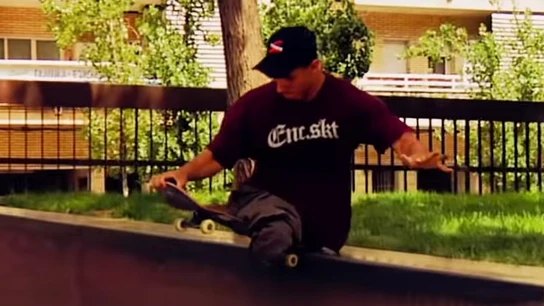 El skater Italo Romano realiza un truco sobre su monopatín El skater Italo Romano realiza un truco sobre su monopatín