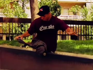 El skater Italo Romano realiza un truco sobre su monopatín El skater Italo Romano realiza un truco sobre su monopatín