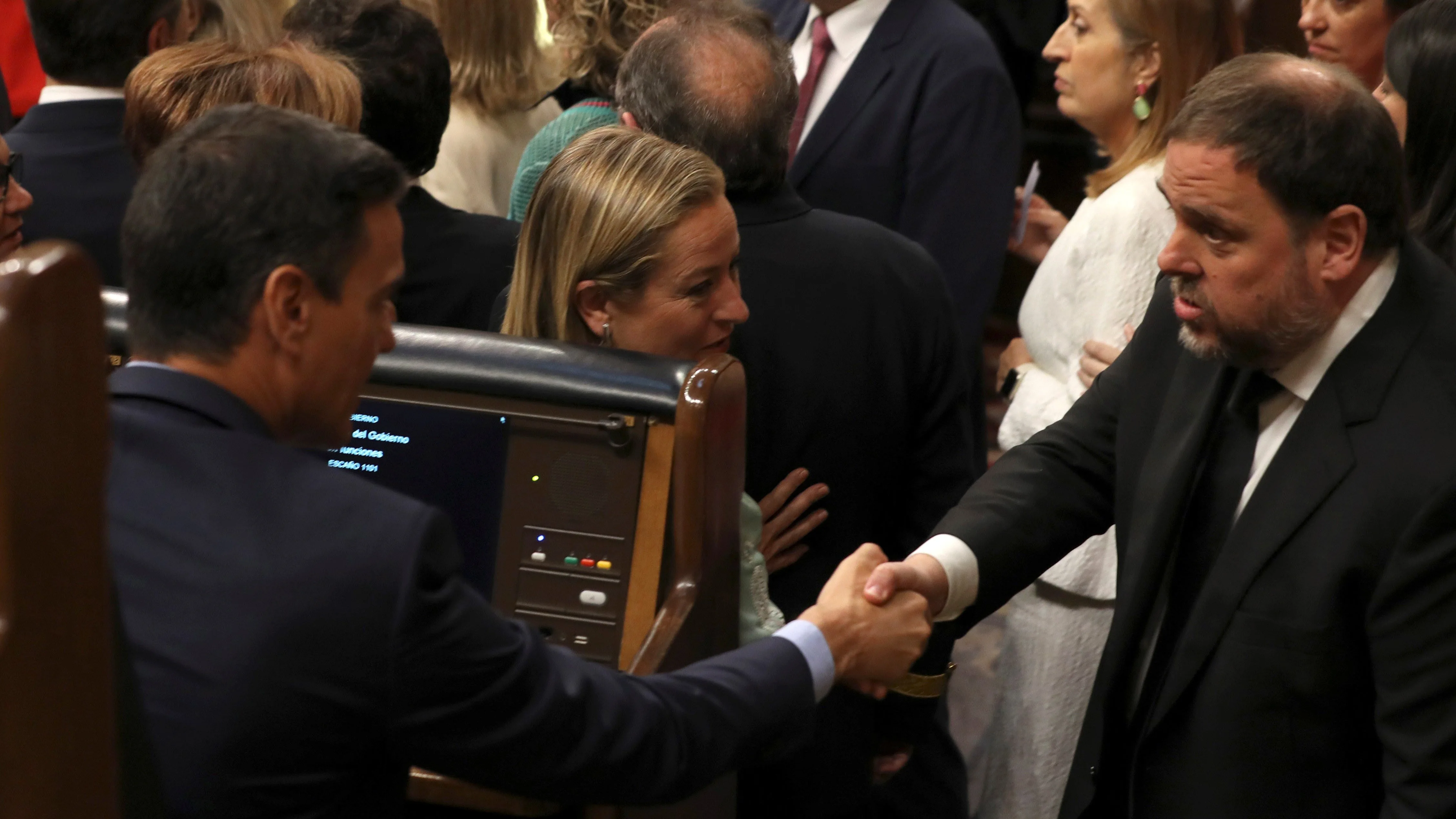 El presidente del Gobierno en funciones, Pedro Sánchez, saluda al diputado electo en prisión preventiva de ERC Oriol Junqueras