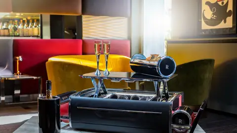 La mesa que aguarda en el interior es de madera de roble Lo último de Rolls-Royce es una mesa para champán tan cara un BMW Serie 5