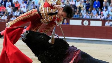 El torero Gonzalo Caballero tiene que ser operado de urgencia por una grave cogida en Las Ventas