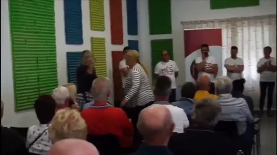 Expulsan de un mitin de Més Benitatxell a la madre de un rival político que intentó boicotear al alcalde Expulsan de un mitin de Més Benitatxell a la madre de un rival político que intentó boicotear al alcalde