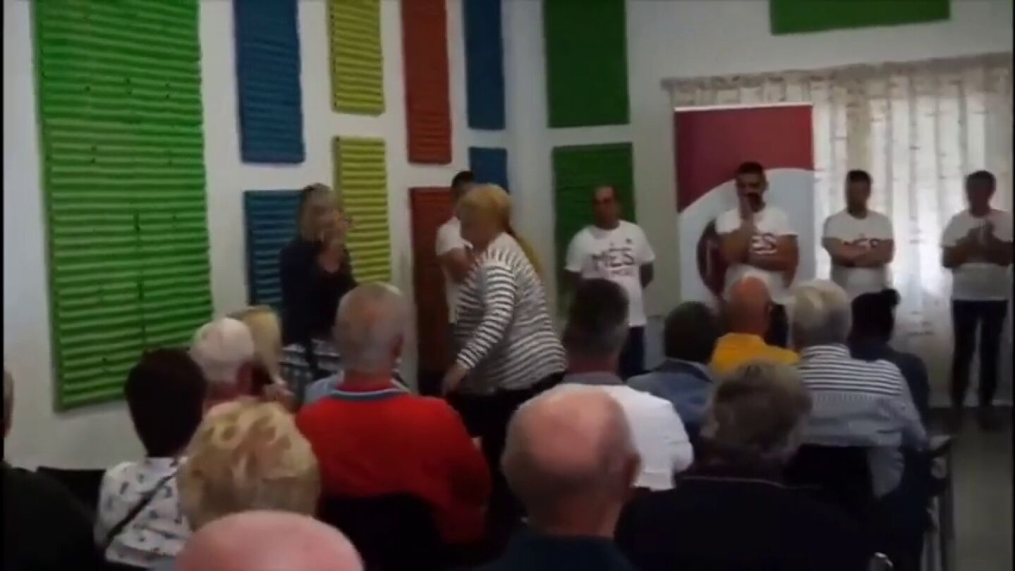 Expulsan de un mitin de M&eacute;s Benitatxell a la madre de un rival pol&iacute;tico que intent&oacute; boicotear al alcalde